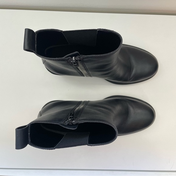 Vionic Truckee Black Leather Ankle Booties weather proof heeled boots size 9 EUC - Picture 8 of 15